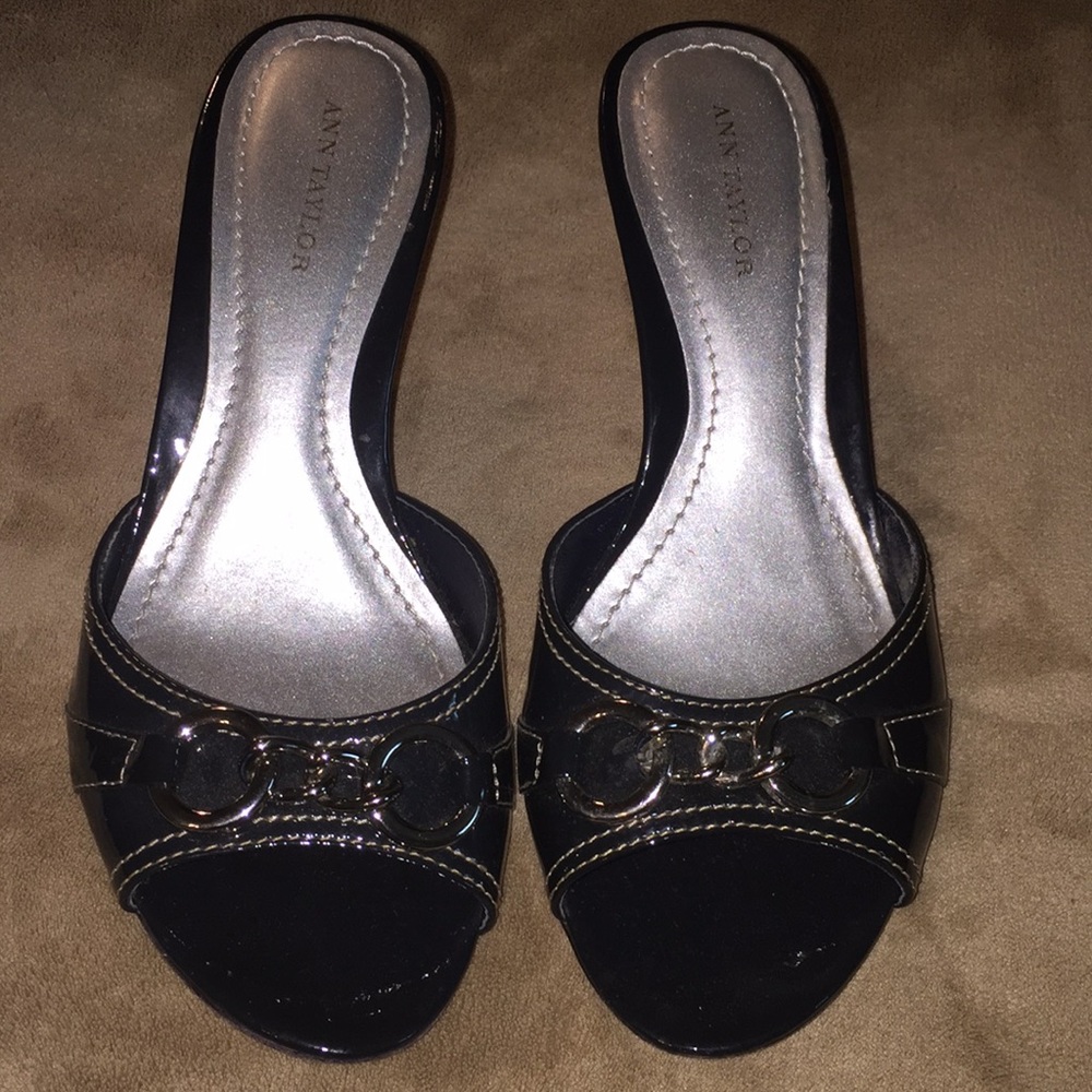 Ann Taylor Sz 7M blk patent lthr/crm stitch mules